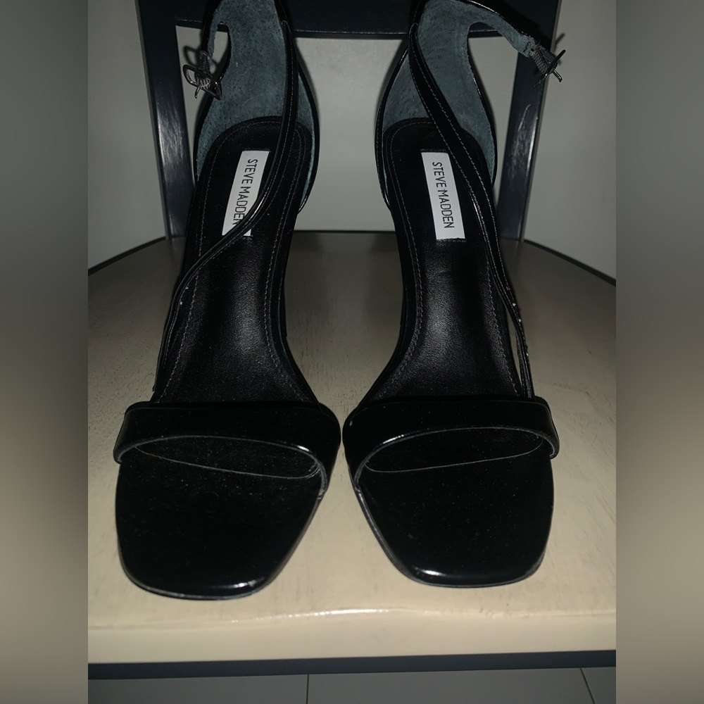 Black strap open tow heel